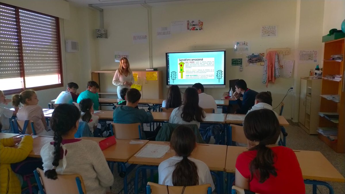 EEP_PEspinosa's tweet photo. El grupo de mediación de @i_pedroespinosa participó ayer en el Encuentro de Mediadores celebrado por @pazintercentros. Muchas gracias al equipo del @CEIPSanJuan por acogernos. Taller de emociones, arteterapia, pasapalabras, mediación, respiración… ¡Nos lo hemos pasado genial! https://t.co/tNCtsVx4SZ