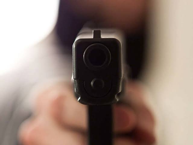 KubeCityIndia's tweet photo. Bihar cops shoots student for Driving without helmet and licence after a 4km long chase.
#kube #kubecity #norulesfollow #biharcops #driving #drivinglicence https://t.co/KHSLRdflTA