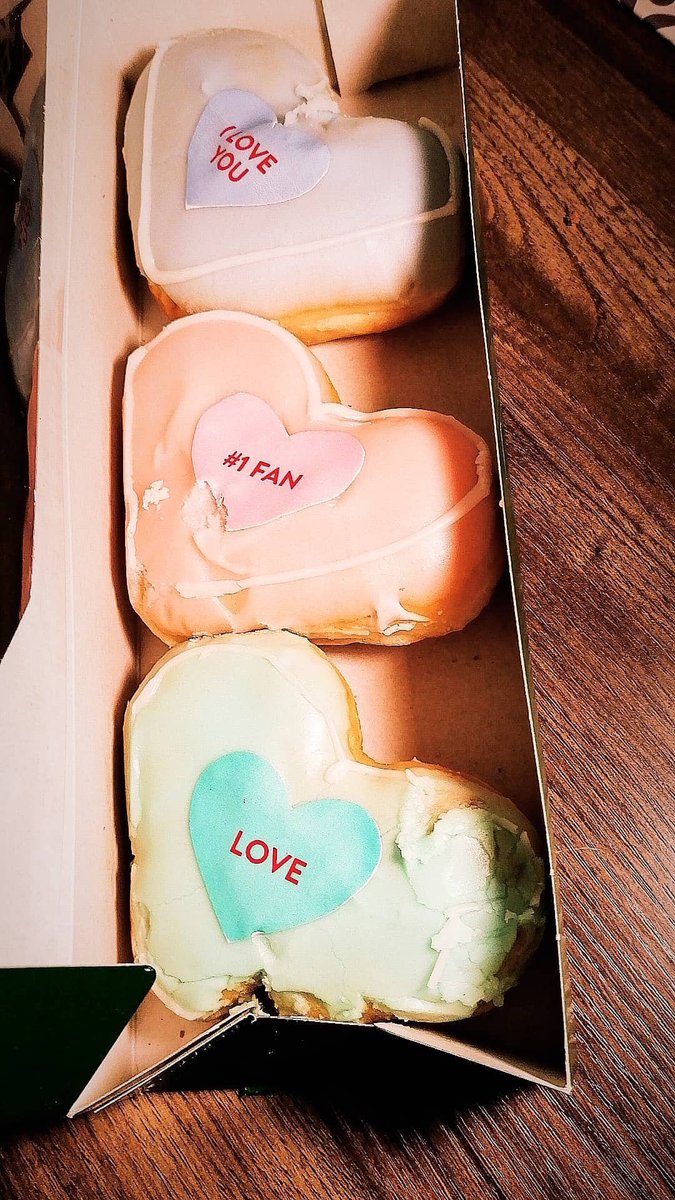 Hernameisthando's tweet image. #krispykremetreattreat #kksa #kripykremedoughnuts

Definitely enjoyed the Doughnuts 🍩 I bought them for my mom but i ended up eating them 🤣🤣🤣