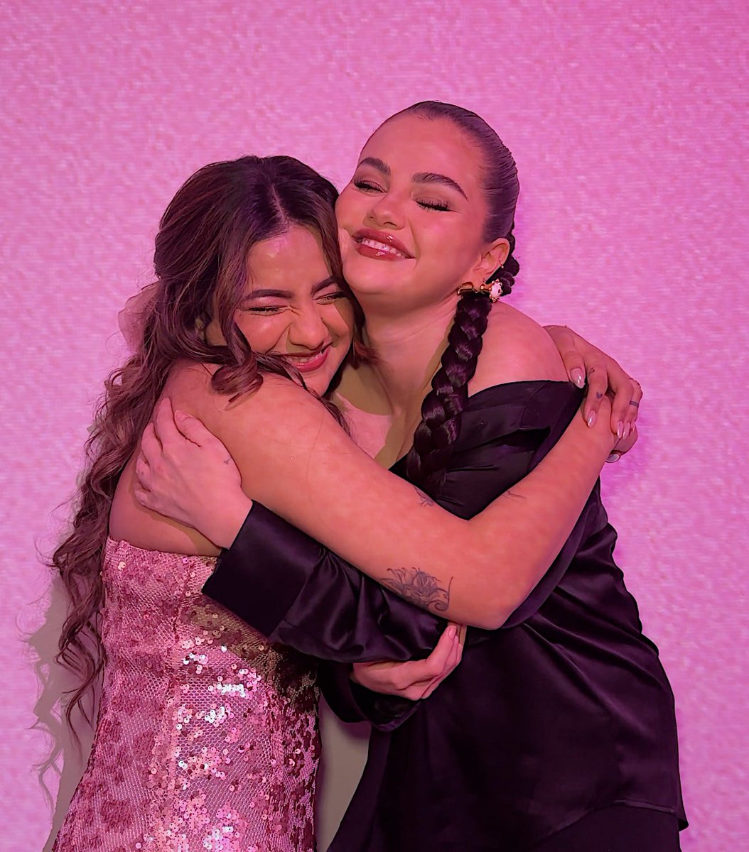 navodayatimes13's tweet photo. Jab Mrunal Met Selena and cuteness Overloaded
@mrunalpanchal_ @selenagomez
#mrunu #mrunalpanchal #selenagomez #rarebeauty https://t.co/yu83NY8Bhn