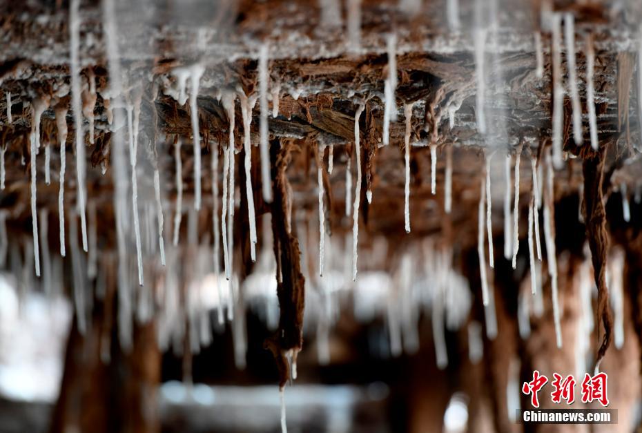 CNTibetNews's tweet photo. Visit the thousand-year-old #SaltPans in Mangkam, #Tibet๐ป: masterpieces of sunshine and wind
Local people draw brine from salt wells and ponds near the #LancangRiver and introduce it into salt pans, where it #crystallizes into salt in sunlight and wind. https://t.co/4GULBKe3Sl