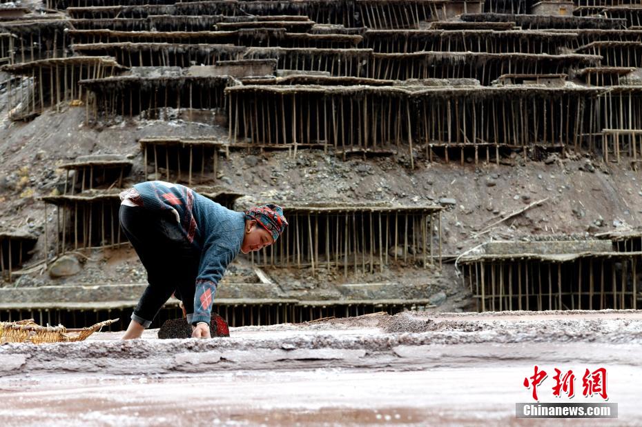 CNTibetNews's tweet photo. Visit the thousand-year-old #SaltPans in Mangkam, #Tibet๐ป: masterpieces of sunshine and wind
Local people draw brine from salt wells and ponds near the #LancangRiver and introduce it into salt pans, where it #crystallizes into salt in sunlight and wind. https://t.co/4GULBKe3Sl