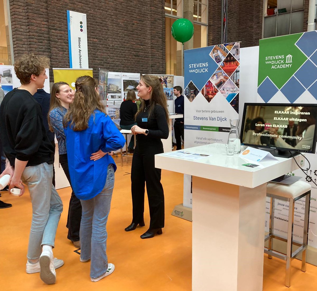 Stevens Van Dijck aanwezig op de BAU!

Op een laagdrempelige manier studenten en bedrijven met elkaar kennis laten maken.
Stevens Van Dijck kijkt terug op een waardevolle bedrijvenmarkt en is enthousiast over de leuke contacten die gelegd zijn.