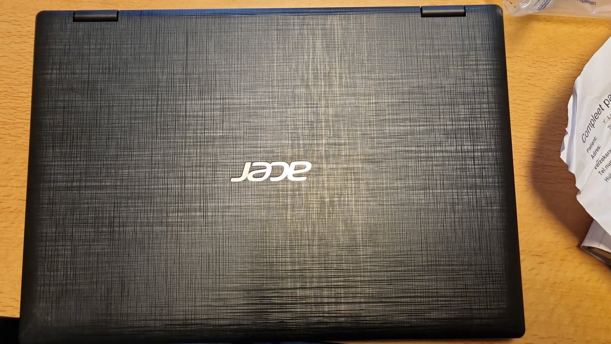 POL_TC_Omm_Oost's tweet image. Momenteel dienst in Ter Apel. Omstreeks 9 uur hebben we man aangehouden ivm diefstal uit een auto voor het politiebureau aan de Molenweg #Terapel. Hij had in zijn tas deze notebook. Wij vermoeden van diefstal afkomstig. Er is nog geen aangifte gedaan. Eigenaar ???