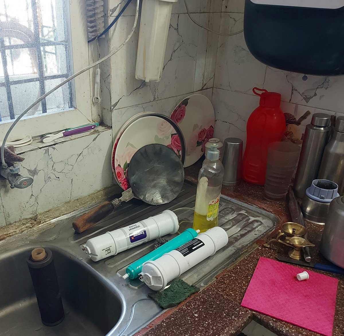 ankurapurv's tweet photo. @LivpureSmrtHome @LivpureSmart
Dear Pathetic Livpure, what kind of pathetic service you people are providing. May be your technician at service time will clean at least their own faluted mess. 
attached photograph, tells what I face after I deined to go for AMC https://t.co/Tsq59DN5Dt