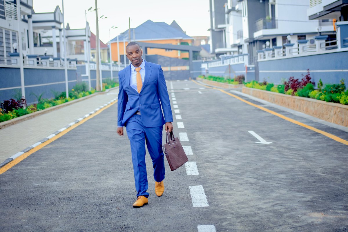 🔴Le jeune visionnaire burundais, <a href="/FabsVision/">Fablice MANIRAKIZA</a>,en sentiment de fierté et de satisfaction. Il vient de terminer à 100%,la réalisation et la mise en oeuvre de son rêve de longues dates,celui de construire un premier complexe sécurisé au Burundi (<a href="/csbu_online/">Come and See Burundi</a>  First Gated Community).