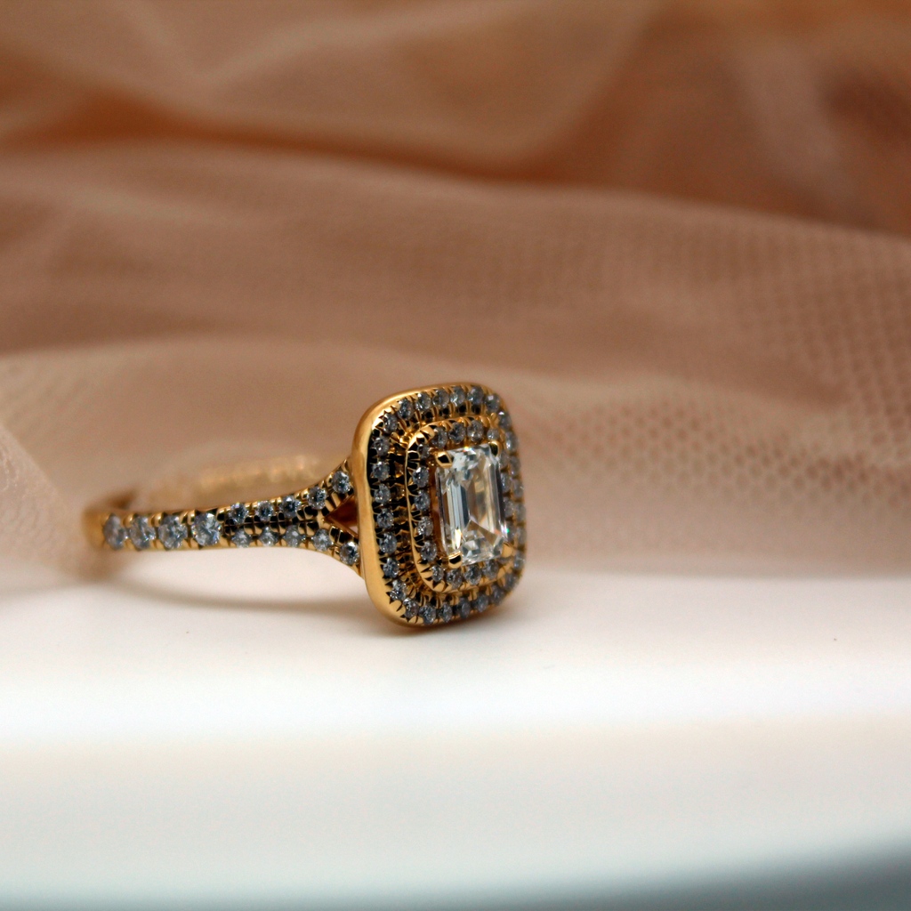JamesJewellers's tweet photo. The Perfect Double-Halo ✨
This Double-Halo ring is crafted from 18-carat gold with an all-round diamond display, double diamond halo and eye-catching emerald-cut centre stone.
Visit us in-store to see more like this!
#localjeweller #jewellery #engagementring #diamonds https://t.co/eJSXyi5K7c