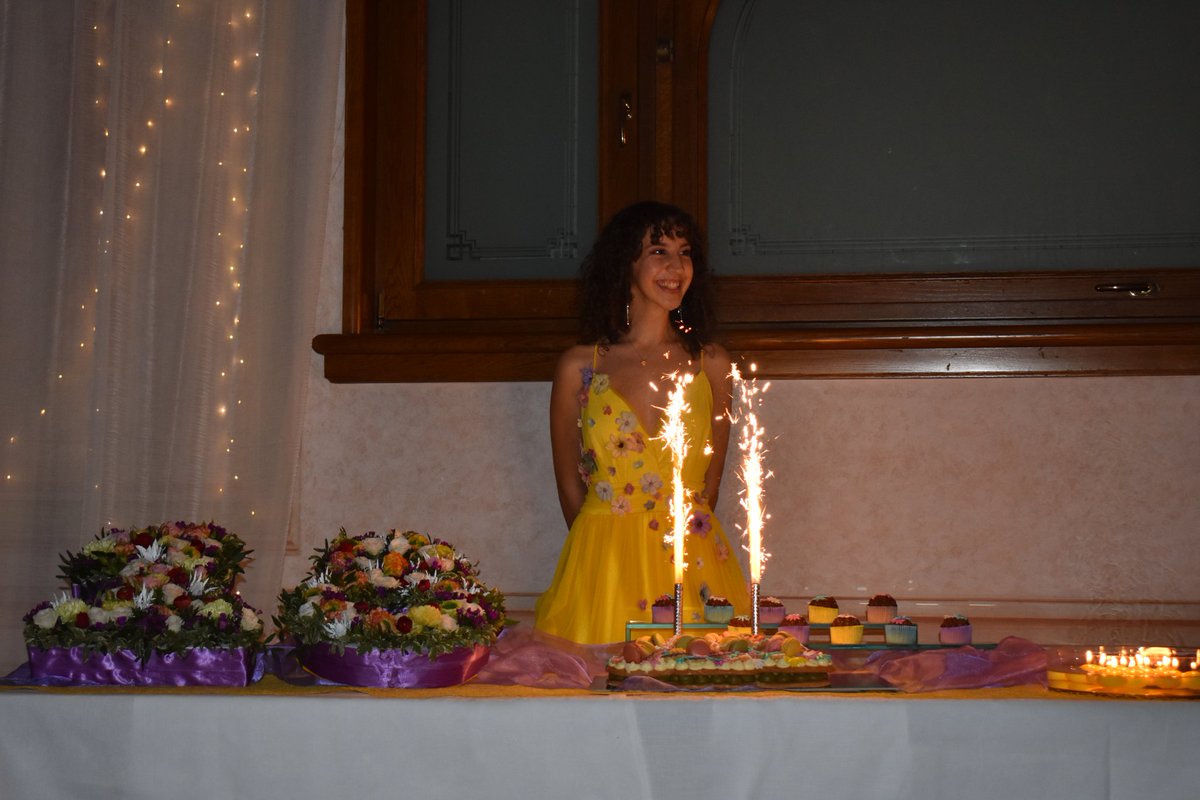 foolsgiuls's tweet image. per ricordare quanto ero bella e felice al mio 18esimo