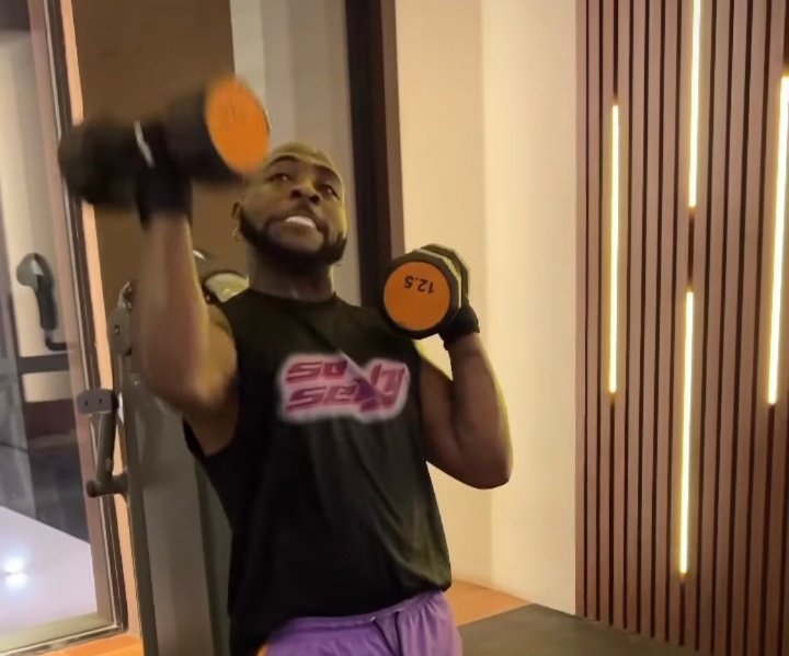 Adebanjodavid10's tweet photo. 30BG fans carrying Timeless album like: https://t.co/FFjOEVRKeC