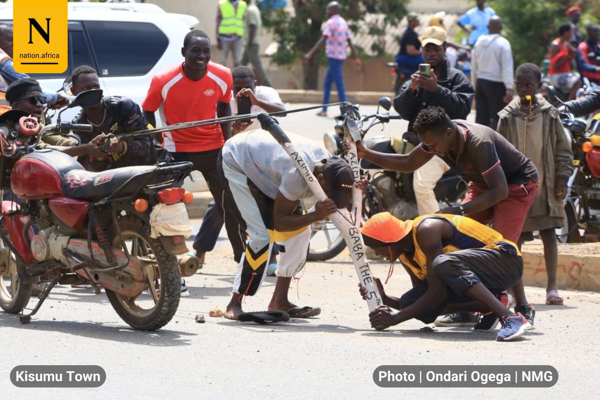 NationAfrica's tweet photo. Protestors use a giant catapult to throw stones at police at the Patel roundabout in Kisumu. Photo/Ondari Ogega/ NMG 
#Maandamano https://t.co/LVtjbA7XPr