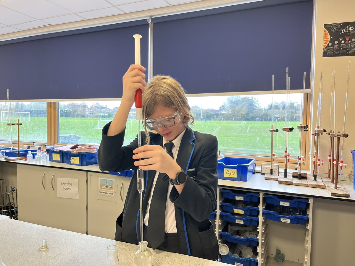bbs_science's tweet image. Year 10’s displaying some fantastic chemistry skills today… 🧪💪#Makingfertilisers #neutralisation #makingsalts #practicalchemistry