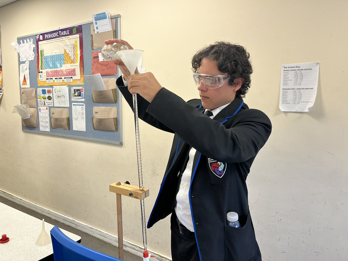 bbs_science's tweet image. Year 10’s displaying some fantastic chemistry skills today… 🧪💪#Makingfertilisers #neutralisation #makingsalts #practicalchemistry