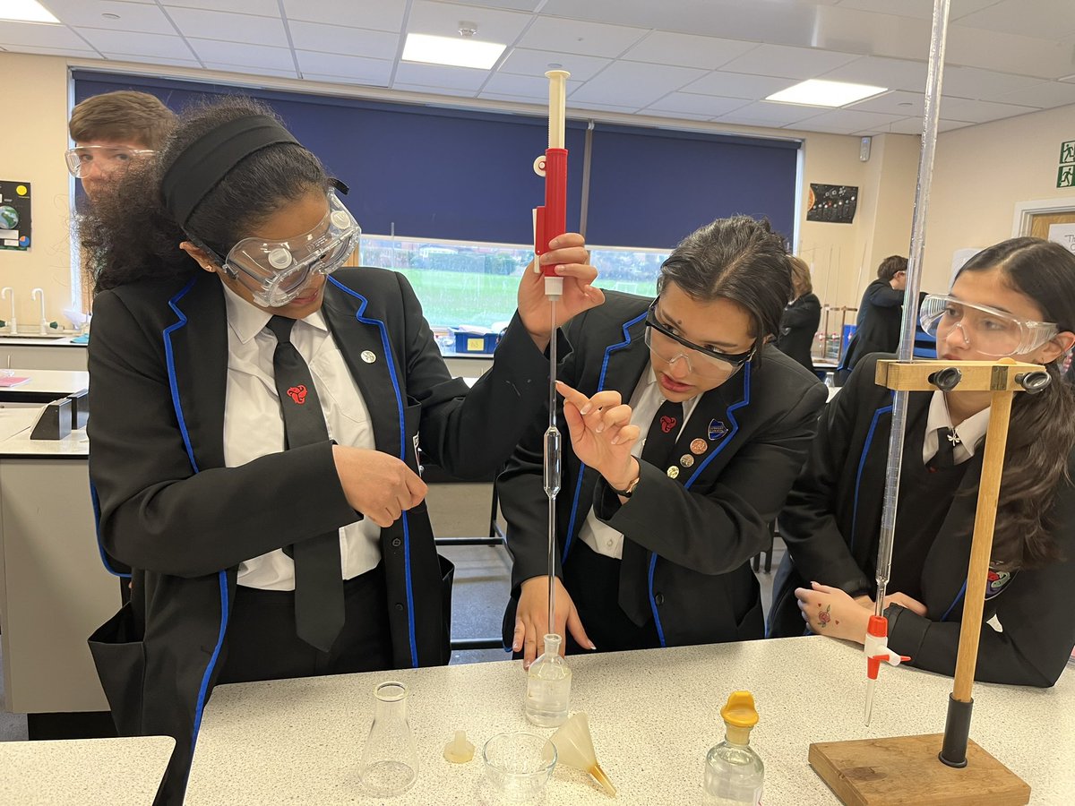 bbs_science's tweet image. Year 10’s displaying some fantastic chemistry skills today… 🧪💪#Makingfertilisers #neutralisation #makingsalts #practicalchemistry