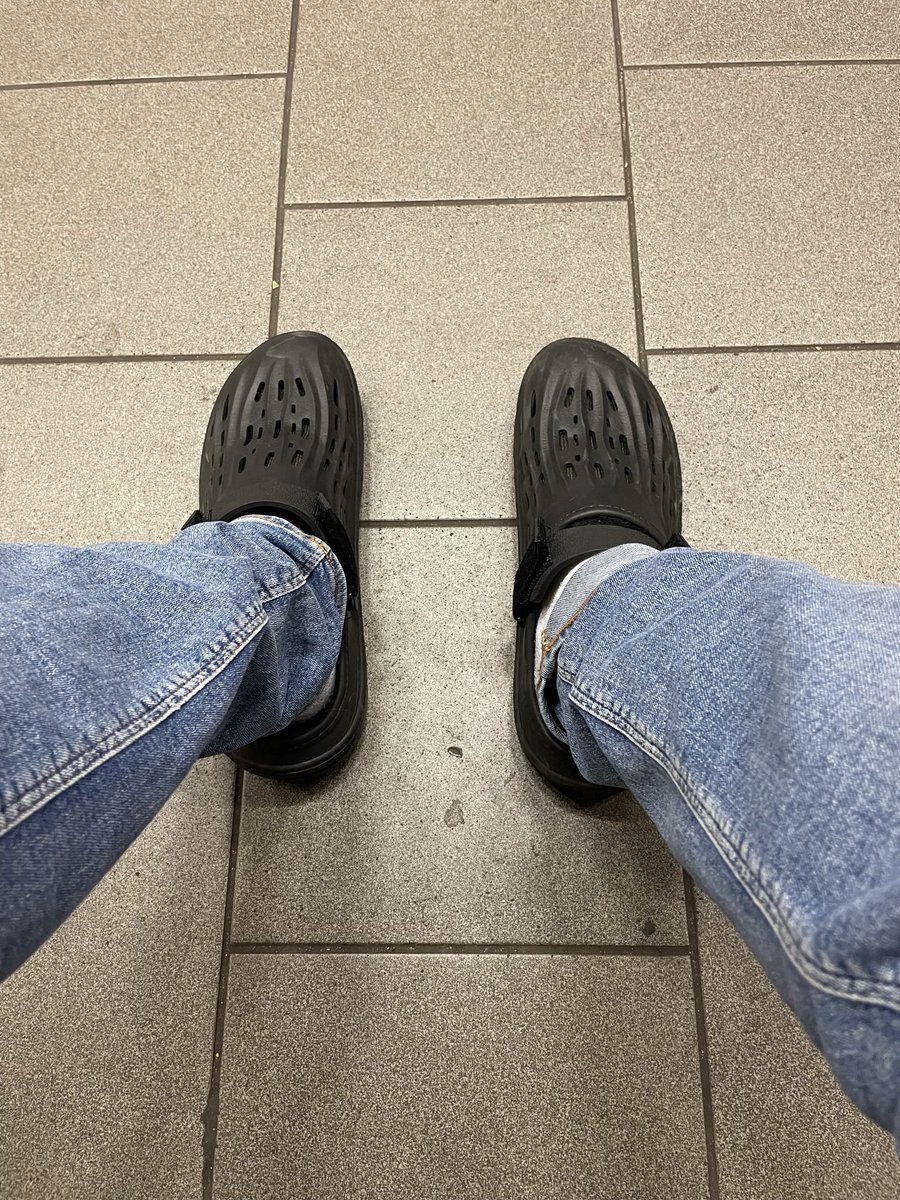 HigginsCasting's tweet photo. The baby woke up at 4am.
So I have gone to work in my fake crocs this morning.
#ComfortOverStyle https://t.co/mqKPdFj5E9