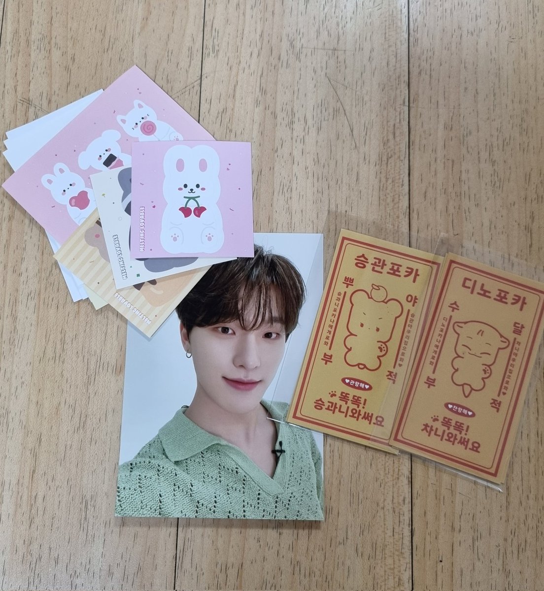 Boodi_116_'s tweet photo. 아니 왜케 이쁘고 귀여운 게 많아요ㅠㅠㅠ 까자마자 이디노에 1차 충격, 귀여운 부적에 2차 충격, 잡다한 스티커의 귀여움에 3차 충격... https://t.co/j2ReXLNhMe