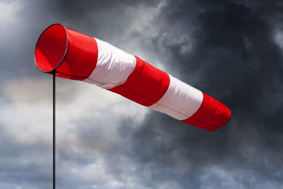 ⚠️ FORTES RAFALES VENDREDI !
Un temps assez agité est prévu demain avec des averses parfois orageuses. Au voisinage de ces averses, le vent soufflera souvent entre 60 et 80 km/h, mais quelques bourrasques LOCALES pourraient atteindre 80 à 110 km/h dans l'après-midi.