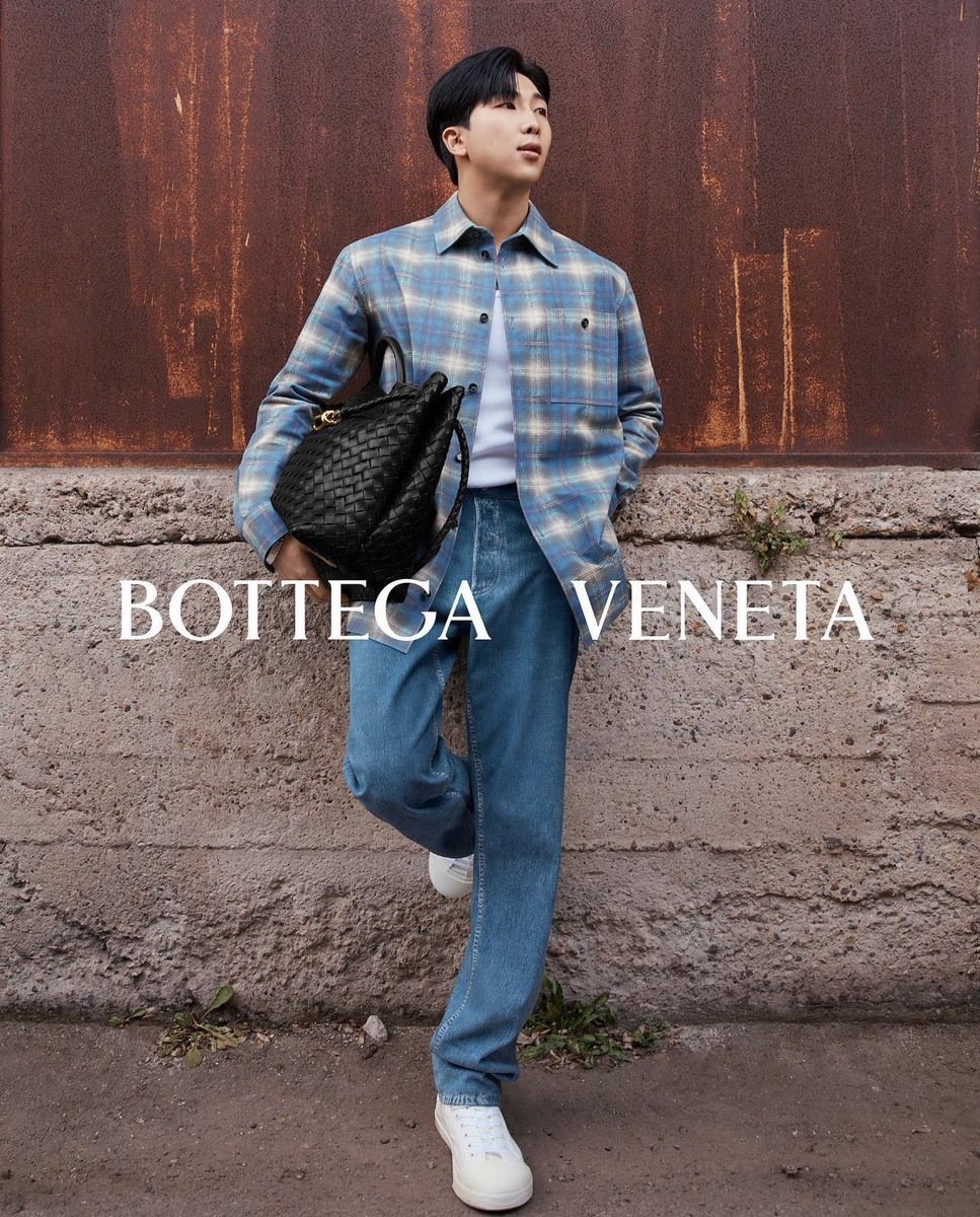 WORLDMUSICAWARD's tweet photo. #BTS' gorgeous #Namjoon is now officially part of the #BottegaVeneta family and causes a media stir!👑💙

RM X BOTTEGA VENETA
CONGRATULATIONS RM https://t.co/LPw8wscG2Q