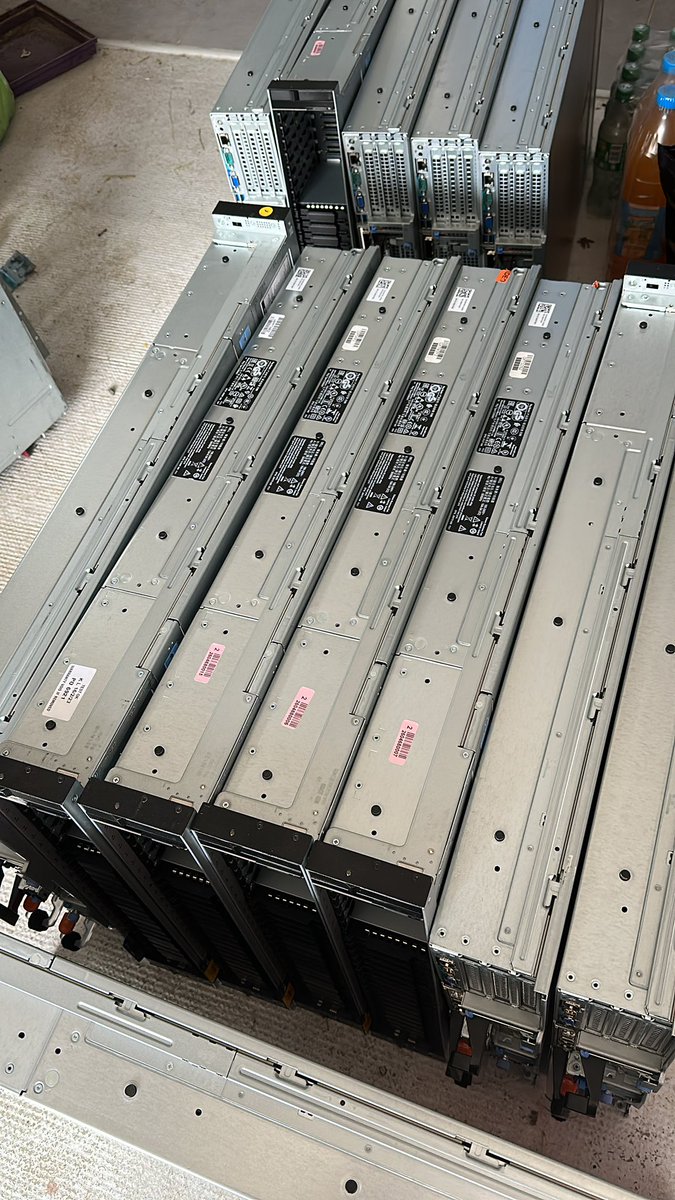 Je ne ferais aucun commentaire sur l’incident <a href="/MaxnodbyAdeli/">MAXNOD Votre datacenter écologique et autonome</a>.
En revanche, chez nous on vient de recevoir 13 nouveaux serveurs 48h après le debut d’incident.