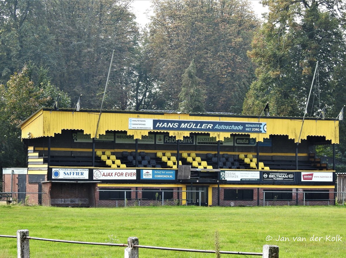 De Engelse tribune in #Rijssen #Riessen
De geel gekleurde tribune van Rijssen Vooruit, ooit gebouwd m.b.v. toenmalig jutefabrikant Ter Horst, nu herplaatst op Sportpark 't Opbroek in de nieuwe SV Rijssen clubkleuren grijs, blauw en zwart.
#RijssenHolten #Twente #BekiekTwente