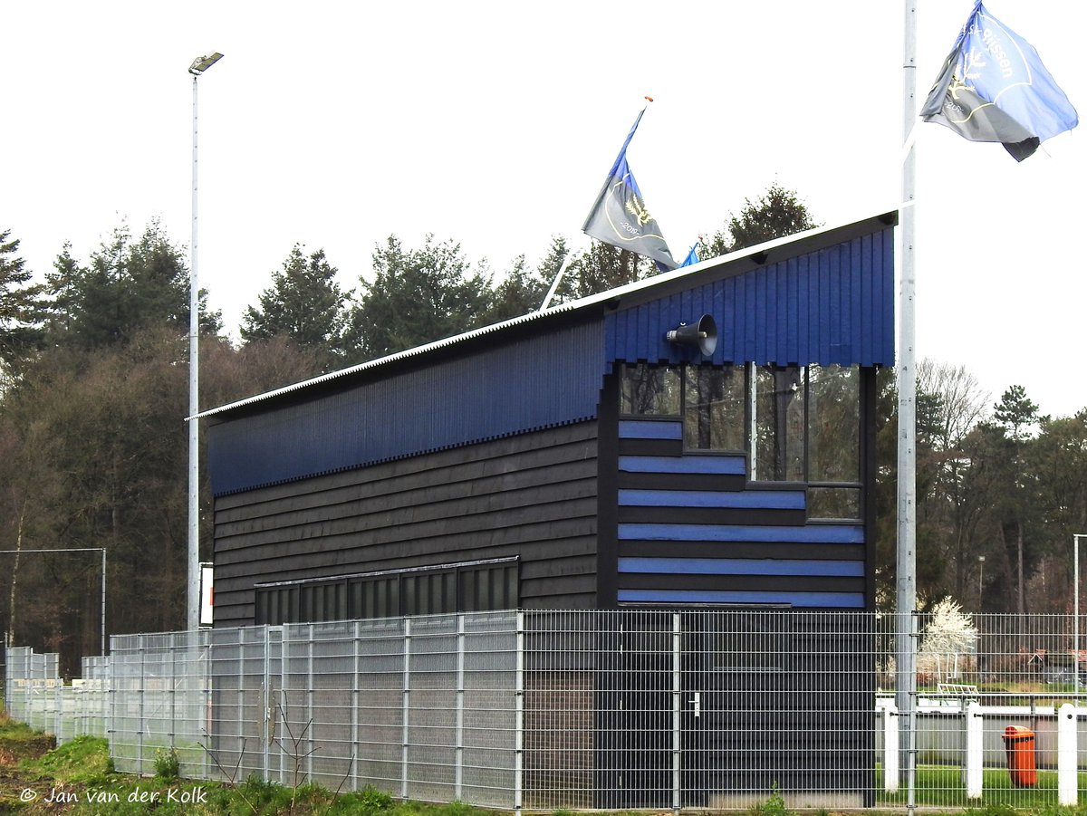 BekiekTwente's tweet photo. De Engelse tribune in #Rijssen #Riessen
De geel gekleurde tribune van Rijssen Vooruit, ooit gebouwd m.b.v. toenmalig jutefabrikant Ter Horst, nu herplaatst op Sportpark 't Opbroek in de nieuwe SV Rijssen clubkleuren grijs, blauw en zwart.
#RijssenHolten #Twente #BekiekTwente https://t.co/dk0xwlQYnJ