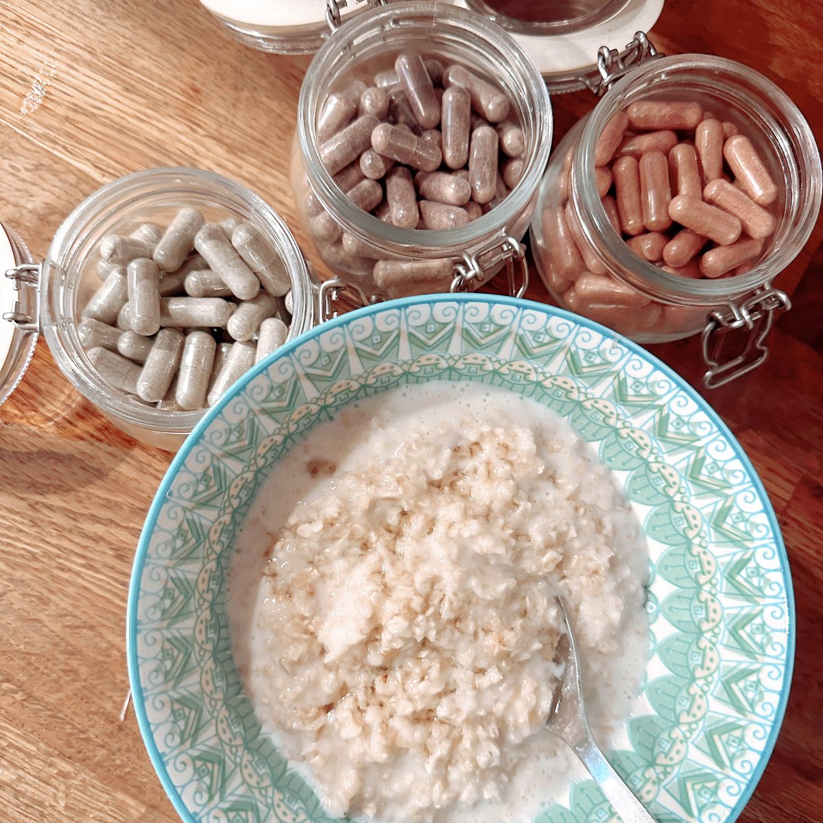 EllieMyhill's tweet photo. Being a mum is exhausting 😅 and being a Breastfeeding Mamma definitely takes a lot out of your body! 

Having my essential capsules and protein porridge today is a brilliant way for my to kick start my day and boost my health and energy levels 🤩 https://t.co/jGREdh9buS