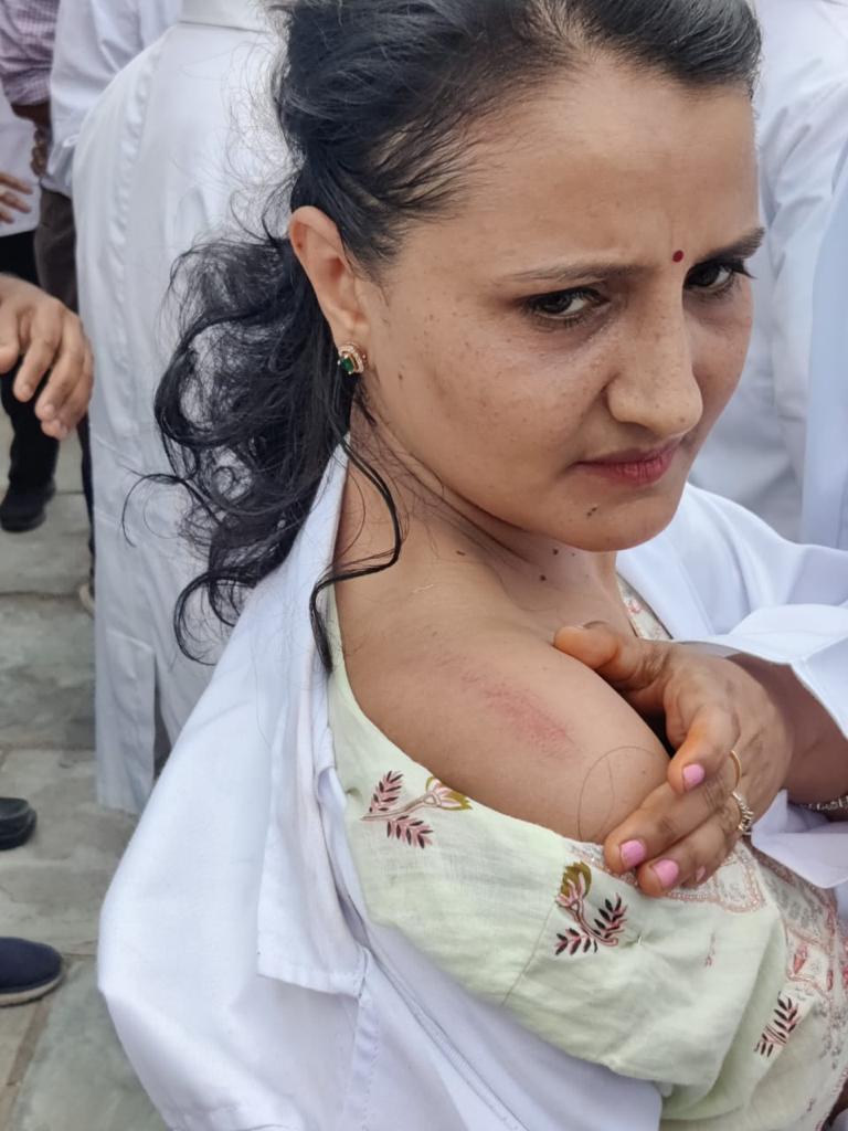 Mahisingh2001's tweet photo. Logo ko ise bhaut jada nuksan hai bina paise ke ilag nahi hota hai 
#TakebackRTH https://t.co/APZlkgMiTB
