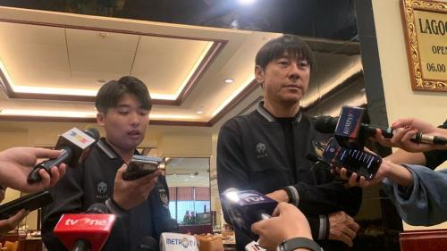 Patah hati Shin Tae-Yong 💔😔

🗣️“Saya hanya (menyendiri) di kamar saja karena saya lihat para pemain pada sakit hati dan saya tidak mau menunjukkan sakit hati saya di depan pemain, jadi saya hanya di kamar saja,”

🗣️"Saya sakit hati. Saya bisa rasakan kasihannya dan lelahnya