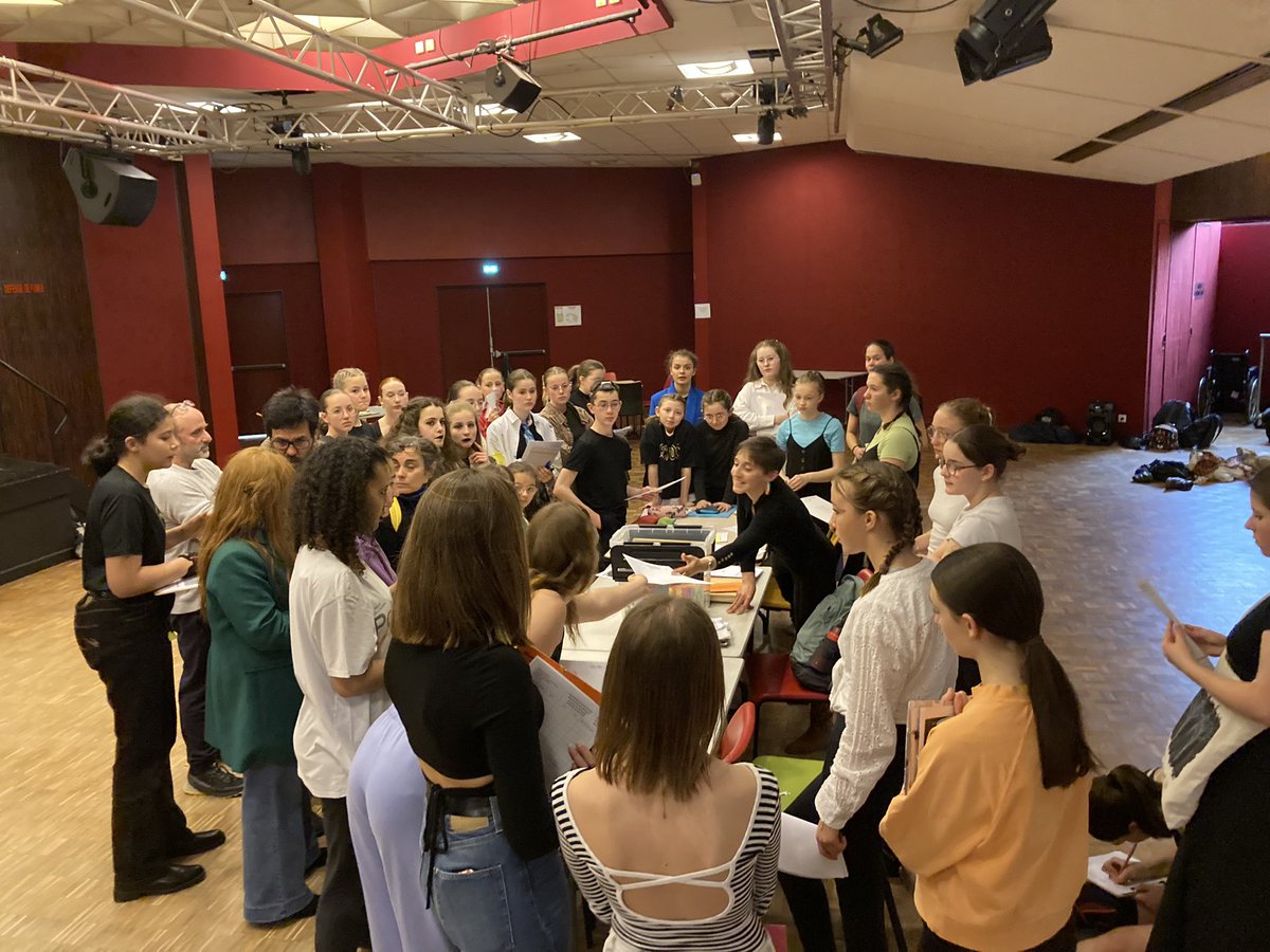 Rencontres académiques de danse à Soissons dans le théâtre du mail. Une très belle soirée avec des collèges et lycées de toute l’académie.
Une organisation irréprochable et des présentations de grandes qualités. Beaucoup d’émotions.
L’<a href="/unss/">UNSS_National</a> c’est aussi ça !
Félicitations à tous.
