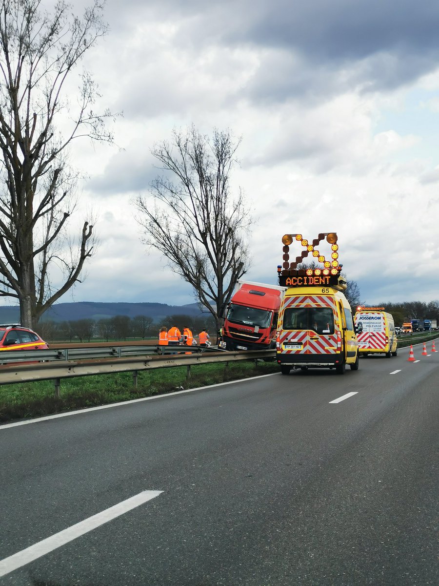 Gros accident en cours sur l'a35 après Sélestat direction Colmar, plusieurs kms de bouchons dans les 2 sens. <a href="/ITA6768/">Info Trafic Alsace</a> #Alsace #accident #bouchons