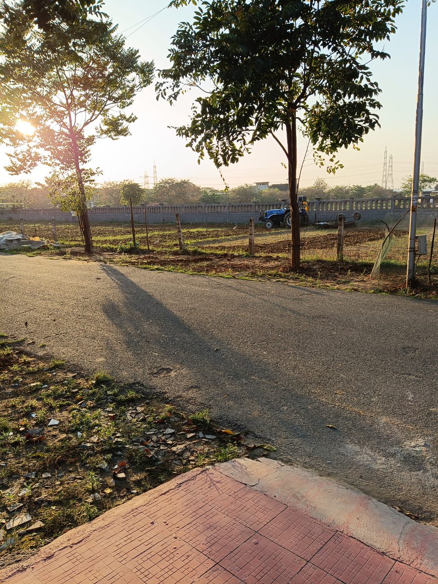 rwaxu3's tweet photo. @tricitytoday @CeoNoida @dmgbnagar @noida_authority @Nitinparashar__ नीचे की तस्वीर सी ब्लॉक सेक्टर जू3 ग्रेटर नोएडा की है। सेक्टर की चारदीवारी के अंदर अवैध रूप से बोरवेल करके खेती की जा रही है जिससे निवासी परेशान है। @OfficialGNIDA में शिकायत करने के बाद भी कोई सुनवाई नही होती है। @rituias2003 कृपया संज्ञान लेंने की कृपा करें। https://t.co/SIP8LfkN2D