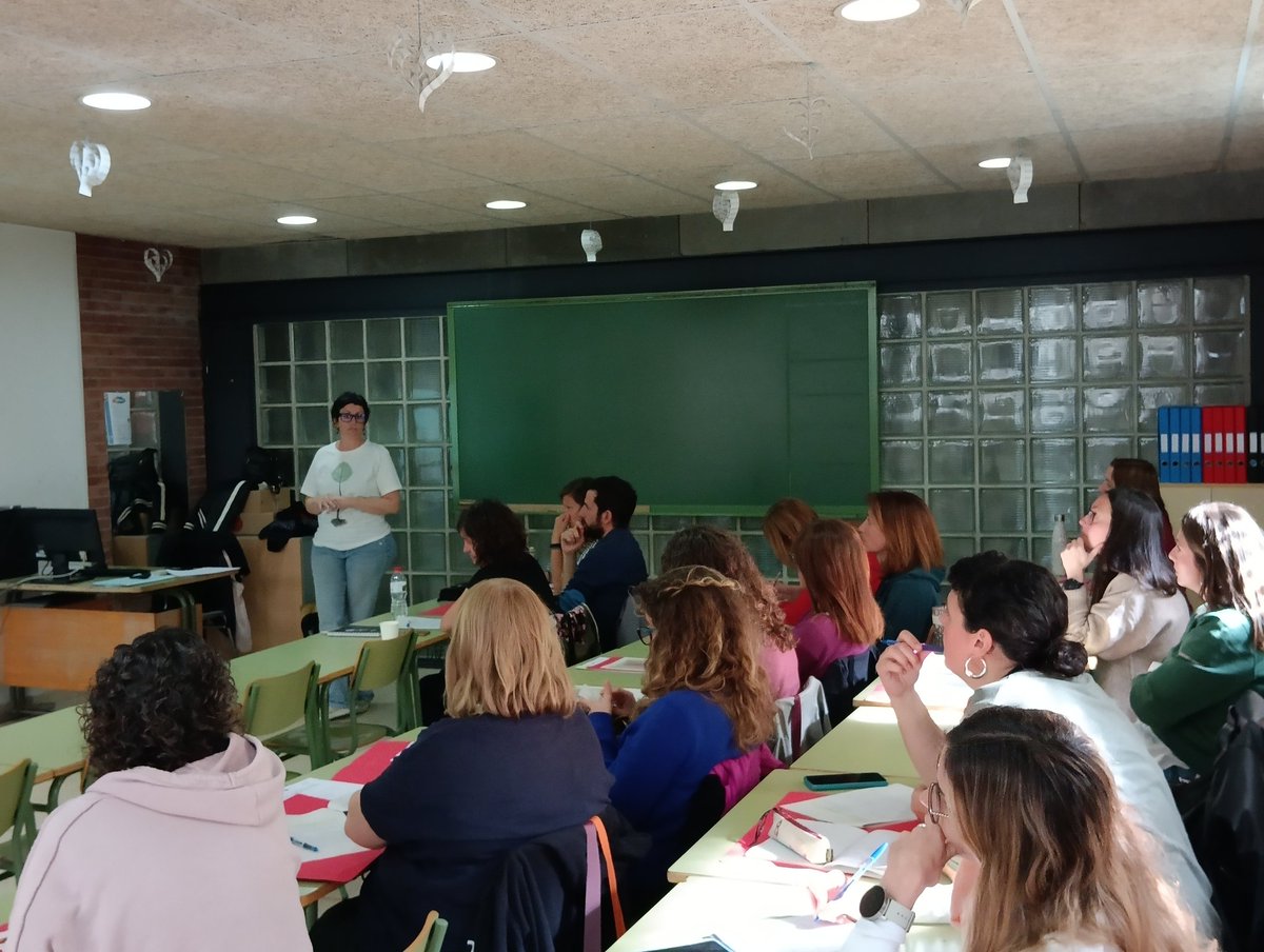 La Montse de la <a href="/BiblioWagner/">BiblioWagner</a> ens explica les estratègies de promoció de l'hàbit lector dissenyades a partir del seu JS a Viena. 1a sessió de trasferències intercentres del #MCPuntedu #CETE <a href="/EplusCatEdu/">Unitat Programes Internacionals Catalunya</a>  #bibliotecaescolar