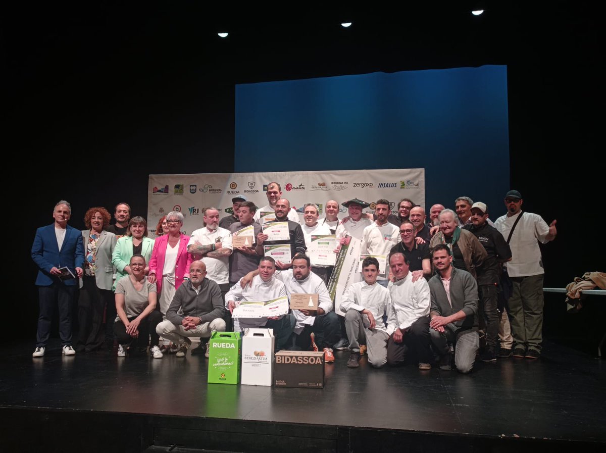 izaskungomezcer's tweet photo. Entrega de premios de la IX edición del Campeonato de Pintxos de Bacalao de #Gipuzkoa. La historia de nuestro municipio ha estado ligada a la pesca. Albergar este #campeonato es nuestro homenaje a este maravilloso producto tan presente en nuestras mesas. Zorionak a l@s premiad@s. https://t.co/XU5y7yR0M9