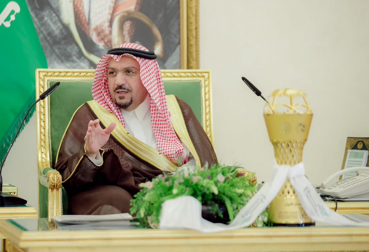 qunsad's tweet photo. صاحب السمو الملكي الأمير الدكتور فيصل بن مشعل #أمير_القصيم يستقبل ويهنئ أبطال المملكة لـ"كرة القدم" منتخب #جامعة_القصيم بعد تحقيقهم كأس بطولة الجامعات السعودية للمرة الرابعة في تاريخ الجامعة 🏆🏆🏆🏆. https://t.co/HDQPhqf0zH