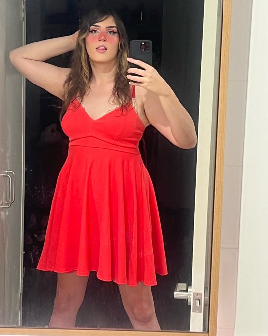 I love this dress 😌💕 https://t.co/vI1mDo6S25