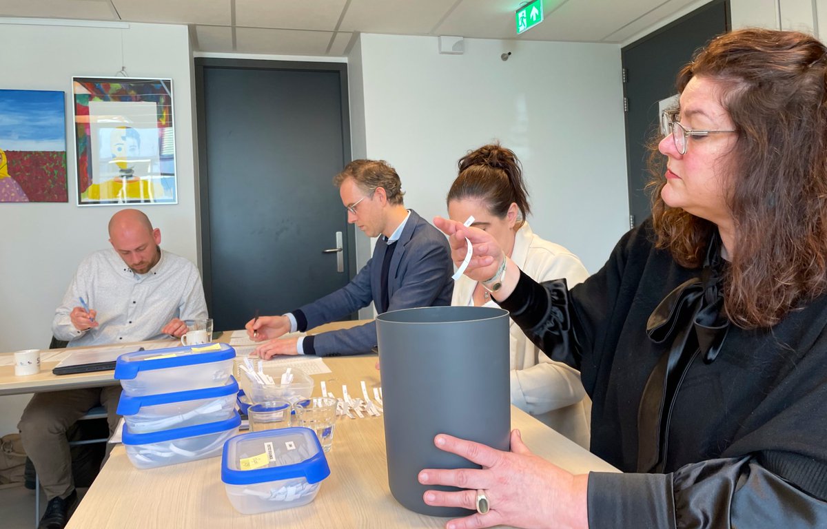 Alle 132 + 162 lootjes voor het Boni worden door de notaris op volgorde gezet. Onder toezicht van schoolvertegenwoordiger, ouder, gemeente en uitvoeringsorganisatie.