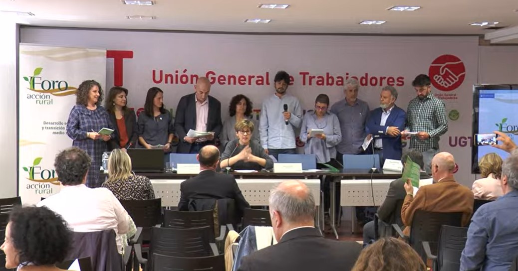 ForoAccionRural's tweet photo. En el ForoAcción Rural asociaciones de agricultores, mujeres rurales 👩‍🌾, ambientalistas, municipalismo...llevamos trabajando una década por un desarrollo sostenible y #TransiciónRuralJusta

Desde el consenso y  optimismo, moderados por Mila de #RedTerrae, nuestras propuestas: https://t.co/k8y8TrrVo9