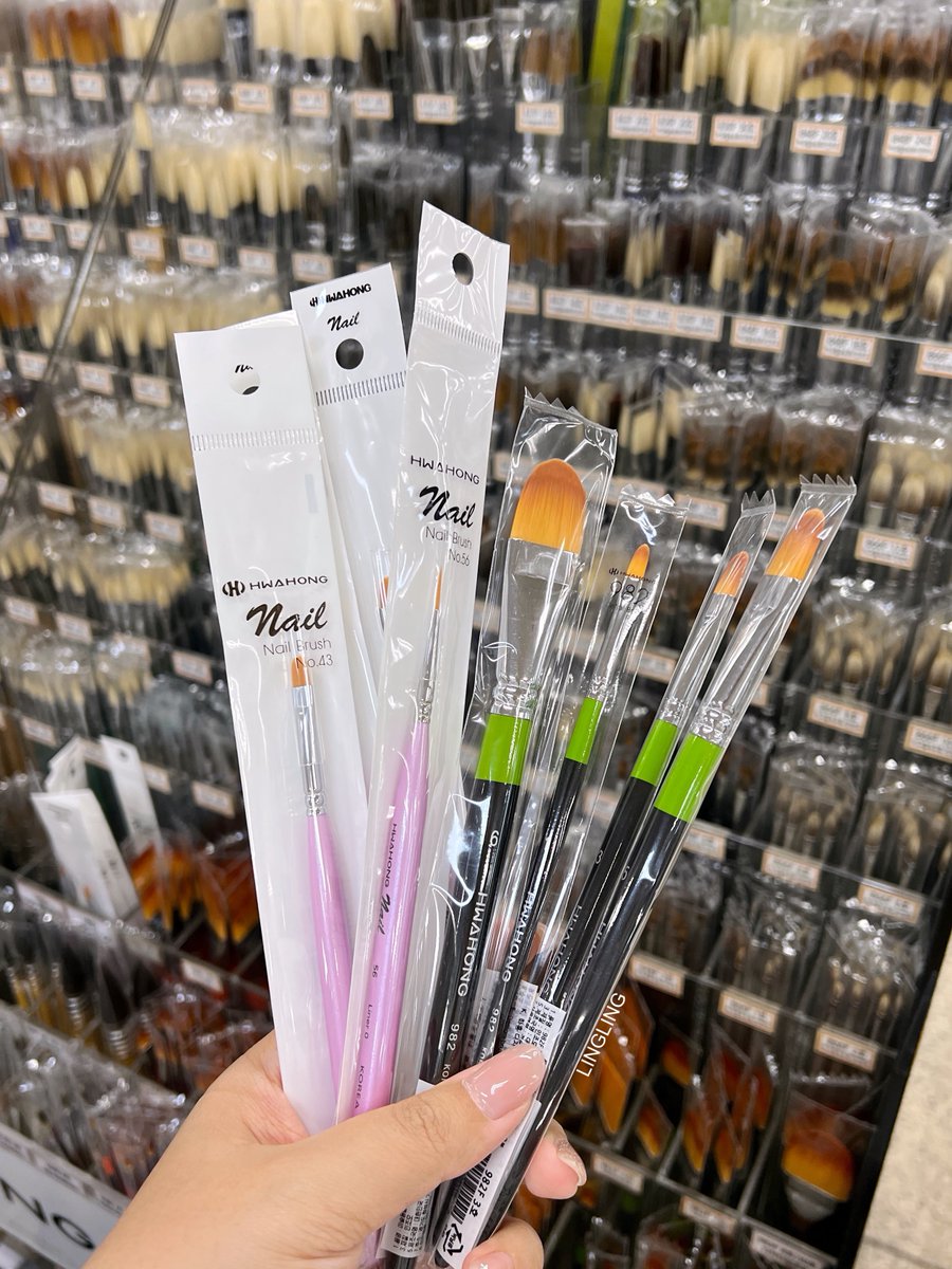ling_wrsc's tweet photo. ใครอยากได้แปรง hwahong art/nail มาที่ร้าน 호미화방 ตรงฮงแด ได้นะ มีของเยอะมากก เป็นแปรงศิลปะกับแปรงทาเล็บที่ช่างแต่งหน้าเกาหลีชอบเอามาใช้ลงงานผิว คอนซีลเลอร์ ไลน์เนอร์ กลิตเตอร์ ไม่แน่ใจราคาเพราะหยิบเยอะมากก แต่ไม่แพงค่า https://t.co/2tc9jAAvPW