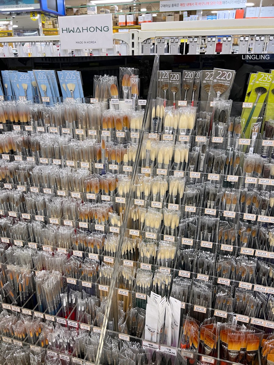 ling_wrsc's tweet photo. ใครอยากได้แปรง hwahong art/nail มาที่ร้าน 호미화방 ตรงฮงแด ได้นะ มีของเยอะมากก เป็นแปรงศิลปะกับแปรงทาเล็บที่ช่างแต่งหน้าเกาหลีชอบเอามาใช้ลงงานผิว คอนซีลเลอร์ ไลน์เนอร์ กลิตเตอร์ ไม่แน่ใจราคาเพราะหยิบเยอะมากก แต่ไม่แพงค่า https://t.co/2tc9jAAvPW