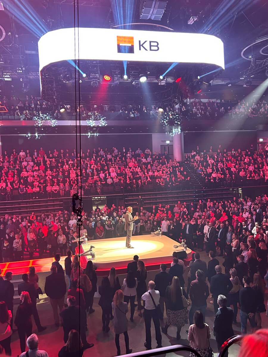 ESSOX_CZ's tweet photo. Včera to bylo epické @komercka a my byli u toho! Změna přichází #NovaEraBankovnictvi. 👌🟥⬛

#essox #komercka #skupinakb https://t.co/S4GYijVwDf