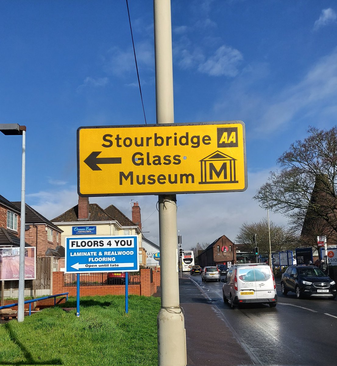 Just spotted the new AA Road signs leading to Stourbridge Glass Museum - a much-needed addition for the tourists and art enthusiasts exploring the historic glassmaking town! #StourbridgeGlassMuseum #AA Road Signs