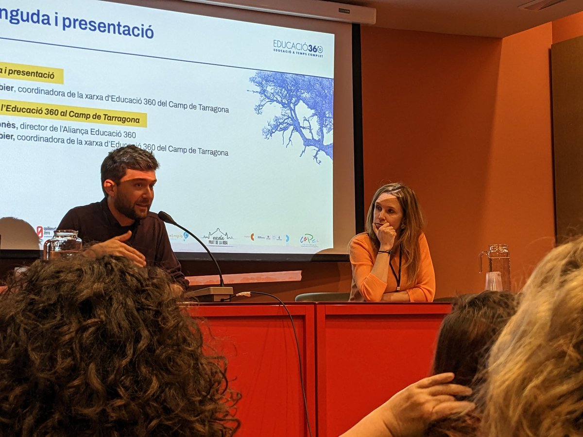 L'@AJEnric, director de l'Aliança @educacio360, i la Raquel Barbier, coordinadora de la xarxa territorial, donen el tret de sortida de la trobada.