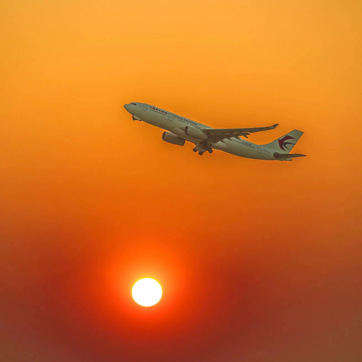 China Eastern Airlines On Twitter The Setting Sun Melts Into The china-eastern-airlines-on-twitter-the-setting-sun-melts-into-the