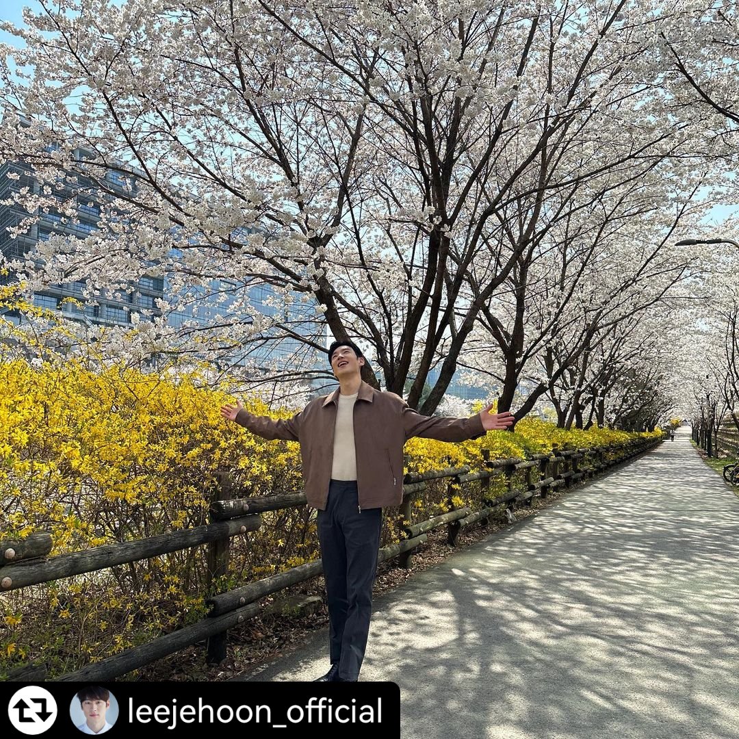 PHHoonist's tweet photo. @leejehoon_official
Instagram Update📸
033023 

Caption :The flowers are so pretty🌸🌼 I envy you all in Pangyo :) And thank you for welcoming me

#LeeJeHoon #이제훈
#Hoonstagram https://t.co/lVYZ5gNgHn