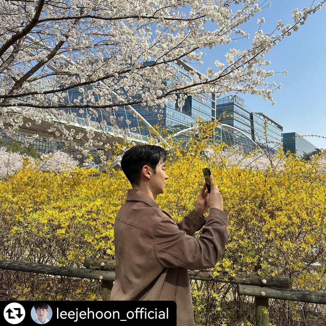 PHHoonist's tweet photo. @leejehoon_official
Instagram Update📸
033023 

Caption :The flowers are so pretty🌸🌼 I envy you all in Pangyo :) And thank you for welcoming me

#LeeJeHoon #이제훈
#Hoonstagram https://t.co/lVYZ5gNgHn