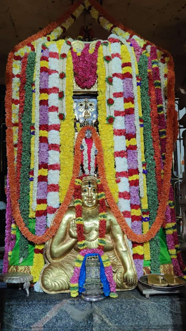 Jaggesh2's tweet photo. ಇಂದಿನ ರಾಯರ ಬೃಂದಾವನ ಅಲಂಕಾರ ದರ್ಶನ 🙏 https://t.co/vJOX3LKEAZ