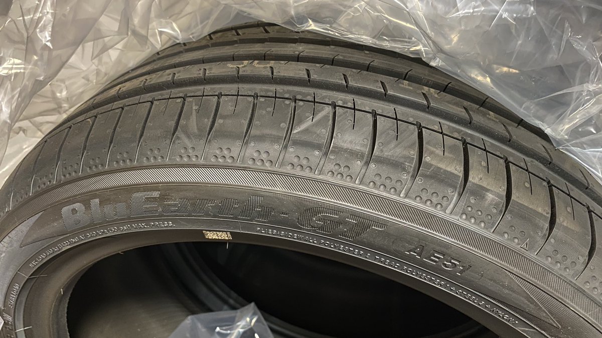 NOBUWHIRLWIND's tweet photo. 部屋に新品タイヤがある生活。。。。
215/45R18
#ブルーアースGT
#ヨコハマタイヤ
#アクセラ
#BM2FS https://t.co/3aBRRnGlV3