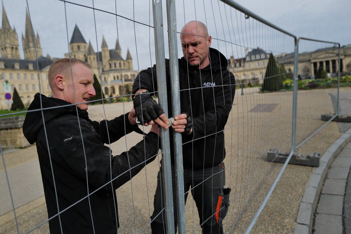 #CarnavalCaen Depuis hier, 22 agents de l'événementiel travaillent sans relâche pour sécuriser le passage du cortège avec la mise en place de 800 barrières, du podium et d'une 15aine de ⛺️. Fin de mission dans la nuit ! Merci aux agents de #Caen & @Caenlamer fortement mobilisés💪