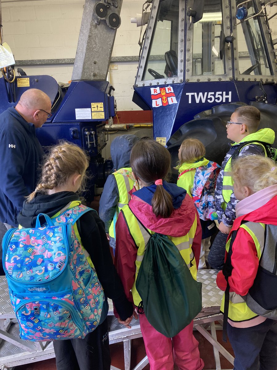 LympshamAcademy's tweet photo. 🚤🚤🚤🚤🚤🚤🚤🚤🚤🚤

We have arrived at RNLI Burnham-On-Sea to meet Tim, Monty and the team.

We are enjoying a quick tour if he site before we begin our charity walk!

Wish us luck! https://t.co/MkxPIZQIwg