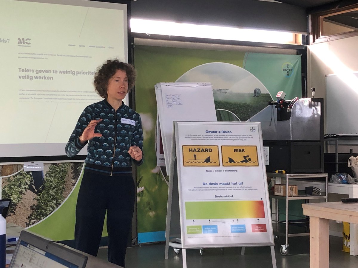 BayerNederland's tweet photo. Veilig werken met gewasbeschermingsmiddelen is enorm belangrijk! Tijdens een publieke sessie op de #forwardfarm van @BayerCropNL kwamen onder meer een duurzame toepassing in het veld en het gebruiken van de juiste beschermende kleding aan bod. https://t.co/wBUmVtIoR4