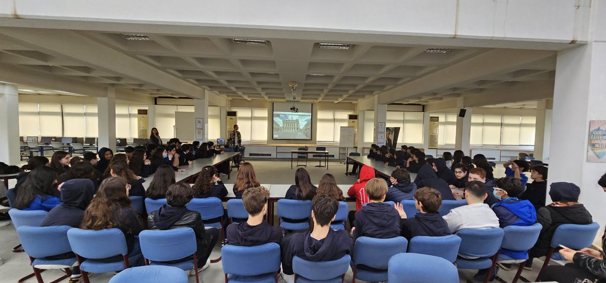 RhhsCollegeFR's tweet photo. Dans le cadre des activités du mois de la francophonie, les élèves de la BE7 et de la BE8, en compagnie de M. Lucas Bieuvelet, ont visité Paris... virtuellement! @RHHS_Saida @RHHSInterD https://t.co/WCTIJU0Ctw